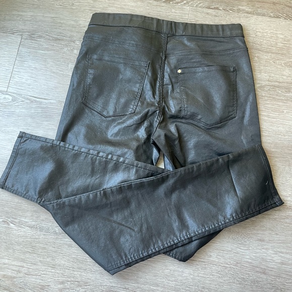 Black Jegging pants with a leather wash - Picture 4 of 4